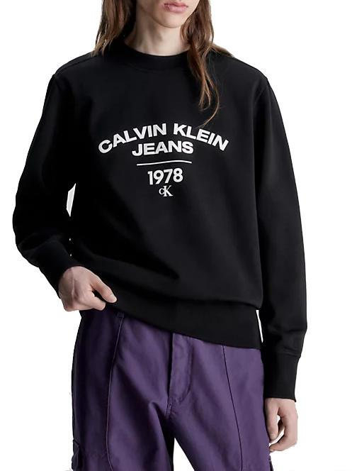 Ck Sweatshirt Mit Calvin Ck Varsity Rundhalsausschnitt Zu Klein Schwarz- Jeans Einkaufen Outlet-Preisen!