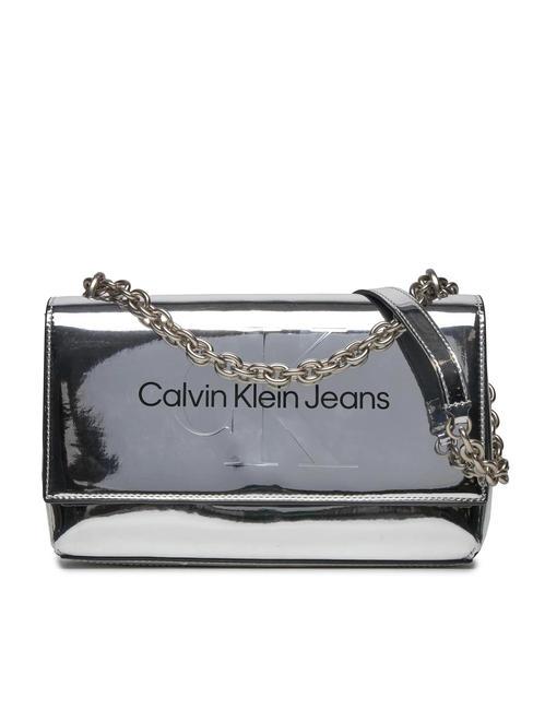 CALVIN KLEIN SCULPTED EW MIRROR Tasche mit Klappe und Kettenschultergurt Silber - Damentaschen