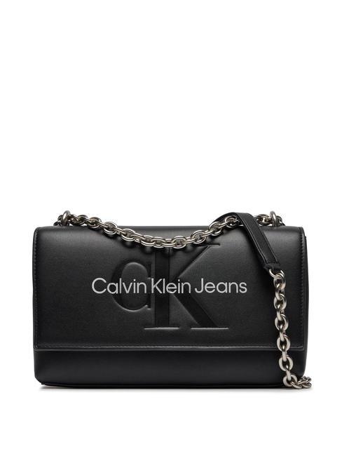 CALVIN KLEIN SCULPTED EW MONO Tasche mit Klappe und Kettenschultergurt Schwarz/Metallic-Logo - Damentaschen