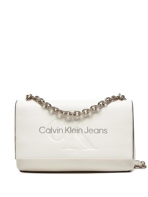 CALVIN KLEIN SCULPTED EW MONO Tasche mit Klappe und Kettenschultergurt weiß/silbernes Logo - Damentaschen