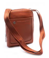 PIQUADRO Bürste VIBE out, aus gehämmertem Leder - Umhängetaschen Herren