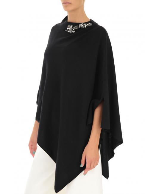 Poncho in maglia con ricamo castoni su scollo   Schwarz - Schals