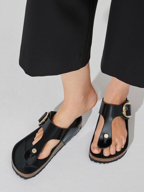 GIZEH BIG BUCKLE Flip-Flops aus Lackleder schwarz leuchten - Damenschuhe