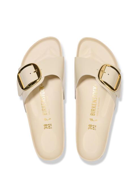 MADRID BIG BUCKLE Slipper aus Lackleder ecru glänzen - Damenschuhe