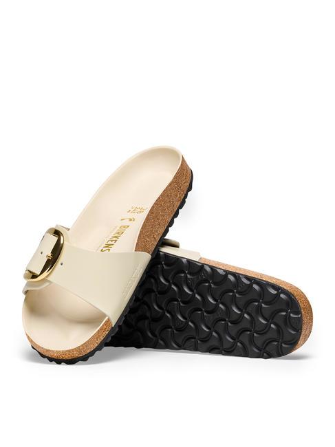 MADRID BIG BUCKLE Slipper aus Lackleder ecru glänzen - Damenschuhe