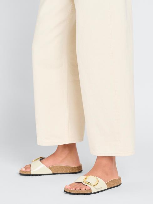 MADRID BIG BUCKLE Slipper aus Lackleder ecru glänzen - Damenschuhe