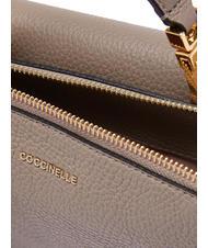 COCCINELLE ARLETTIS Signature Mini-Handtasche mit Schultergurt warmes Taupe - Damentaschen - 4