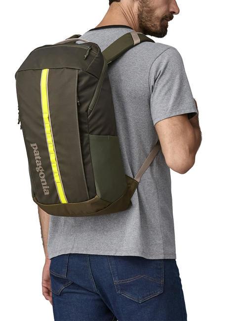 BLACK HOLE 25L Reiserucksack Schwarz - Rucksäcke für Schule &amp; Freizeit