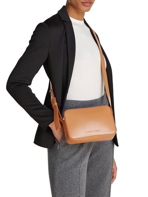 EMBOSSED CALVIN Mini-Kameratasche über der Schulter Löwe - Damentaschen