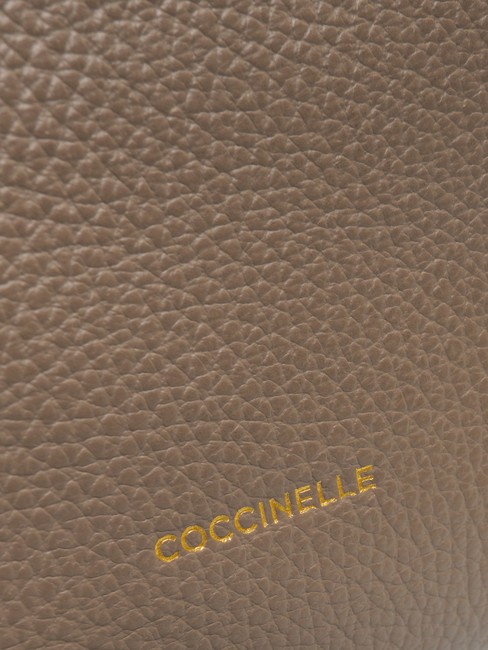 BLUE SOFT Handtasche aus geh&auml;mmertem Leder Ebenholz - Damentaschen