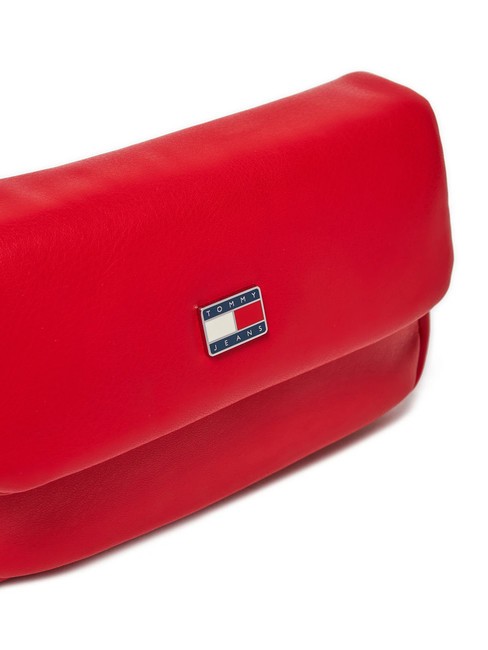 TOMMY JEANS PILLOW Mini-Umh&auml;ngetasche gl&uuml;hend hei&szlig; - Damentaschen