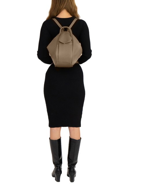 TRIO Rucksack aus Nappaleder Dreck - Damentaschen