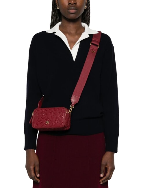 EMBOSSED LOGO Schulterkameratasche Bordeaux-Merlot-Antikgold - Damentaschen