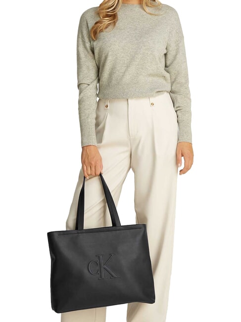 SCULPTED Slim Umhängetasche auf Schwarz - Damentaschen