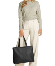 CALVIN KLEIN SCULPTED Slim Umhängetasche auf Schwarz - Damentaschen - 4