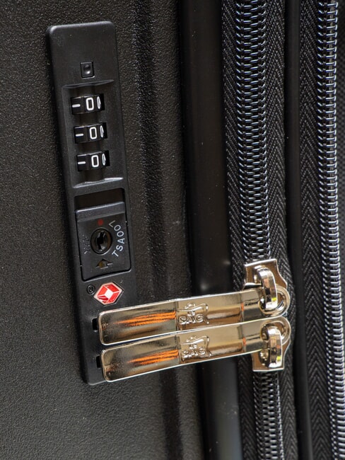 LIGHT POP 2 Großer erweiterbarer Trolley Schwarz - Harte Trolleys