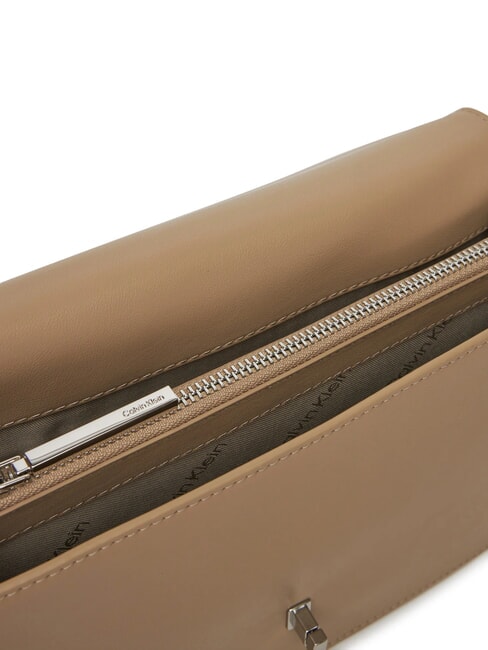 CK ELONGATED Umhängetasche mit Klappe Geschirr - Damentaschen