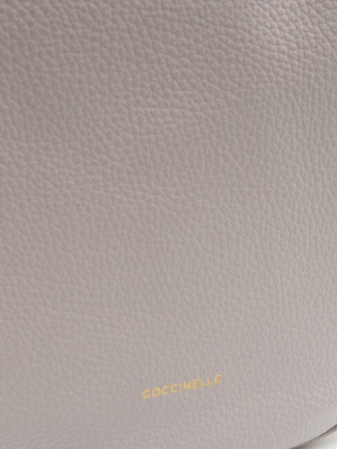 ALPHA Schultertasche aus gehämmertem Leder hellgrau - Damentaschen