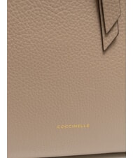 COCCINELLE ALBA Schultertasche aus gehämmertem Leder Puderrosa - Damentaschen - 6