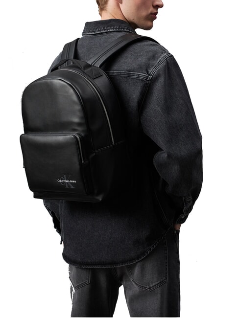 CKJ MONO LOGO 15" Laptop-Rucksack auf Schwarz - Rucksäcke für Schule &amp; Freizeit