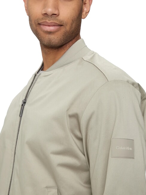 CK Bomberjacke aus Stretch-Satin Londoner Nebel - Herrenjacken