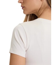 GUESS SS CN PEONY TRIANGLE Kurzarm-T-Shirt mit Aufdruck gedämpfter Stein - T-Shirts und Tops für Damen - 4