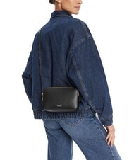 CALVIN KLEIN EMBOSSED LOGO Mini-Umhängetasche schwarz/geröstete Kokosnuss - Damentaschen - 5