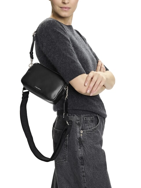 SIGNATURE LOGO STRAP Kameratasche mit Doppelfunktion schwarz / altsilber - Damentaschen