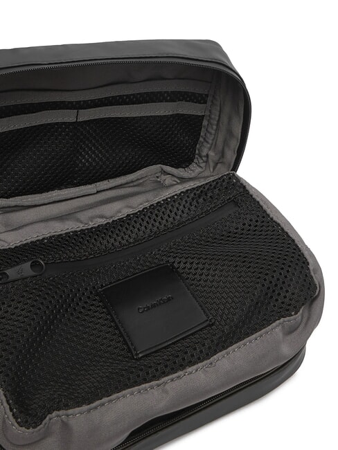 TECH UTILITY RUBBER Gummiertes Beautycase auf Schwarz - Beauty-Case