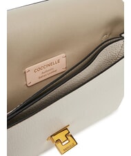 COCCINELLE ARLETTIS SIGNATURE Ledertasche mit Logo-Schultergurt Weiß - Damentaschen - 5