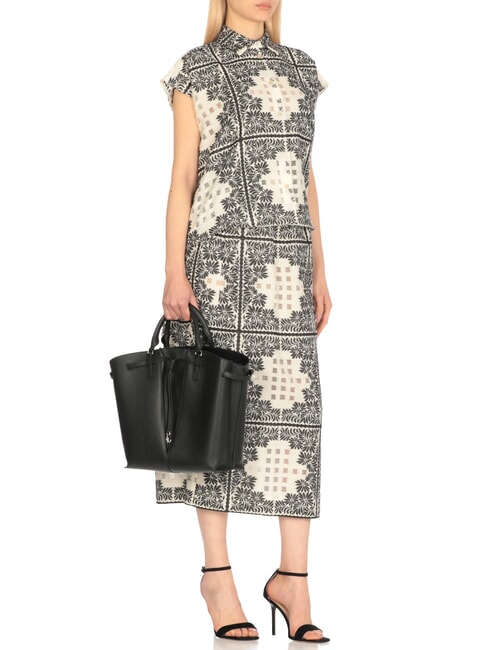 FLORES Mittelgro&szlig;e Tote Bag aus geh&auml;mmertem Leder Schwarz - Damentaschen