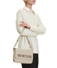 LOVE MOSCHINO LAMINATED BOLD LOVE Umhängetasche mit Überschlag Elfenbein - Damentaschen - 5