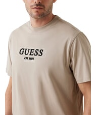 GUESS SMALL LOGO Kurzarm-T-Shirt in regul&auml;rer Passform Pasadena-Stein - Herren-T-Shirts - 3
