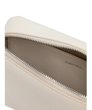 CALVIN KLEIN EMBOSSED LOGO Mini-Umh&auml;ngetasche Lilienwei&szlig; - Damentaschen - 4