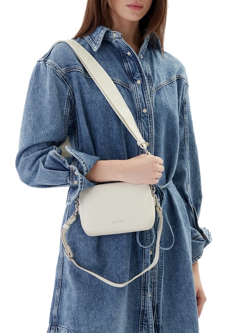 SIGNATURE LOGO STRAP Kameratasche mit Doppelfunktion Lilienwei&szlig; - Damentaschen