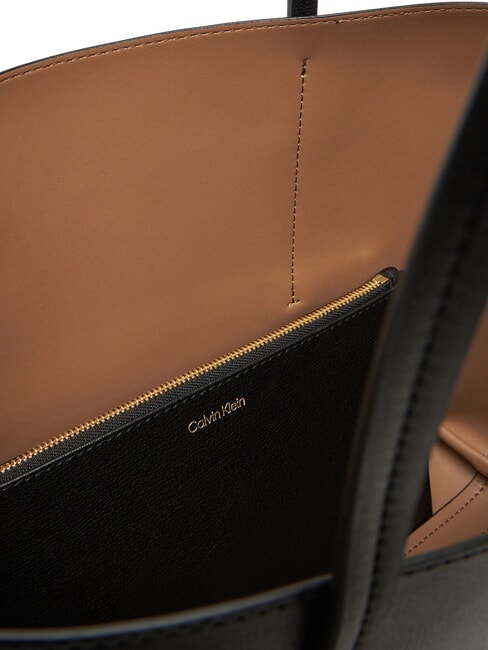 EMBOSSED LOGO Umh&auml;ngetasche schwarz/ger&ouml;stete Kokosnuss - Damentaschen