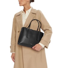 CALVIN KLEIN EMBOSSED LOGO Umh&auml;ngetasche schwarz/ger&ouml;stete Kokosnuss - Damentaschen - 5