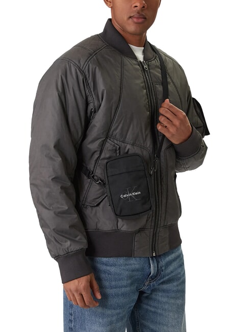 BOLD LOGO NYLON Umh&auml;ngetasche auf Schwarz - Umh&auml;ngetaschen Herren