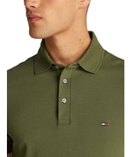 TOMMY HILFIGER TH Kurz&auml;rmeliges Poloshirt mit elastischem Logo Armeegr&uuml;n - Herren-Polo-Shirts/Herren-Polo-Shirt/Herrenpoloshirt/Herrenpoloshirts - 3