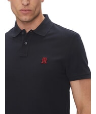 TOMMY HILFIGER TH Kurz&auml;rmeliges Poloshirt mit Monogrammstickerei W&uuml;stenhimmel - Herren-Polo-Shirts/Herren-Polo-Shirt/Herrenpoloshirt/Herrenpoloshirts - 3