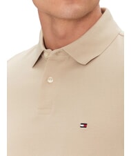 TOMMY HILFIGER TH Kurzarm-Poloshirt in regul&auml;rer Passform Sandelholz - Herren-Polo-Shirts/Herren-Polo-Shirt/Herrenpoloshirt/Herrenpoloshirts - 3