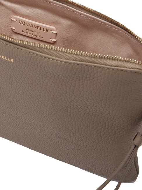 ALIAS Clutch aus Leder mit Manschette warmes Taupe - Damentaschen