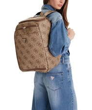 GUESS BERTA Rucksack mit mehreren F&auml;chern, unter dem Sitz 45 cm Latte-Logo / braun - Damentaschen - 2