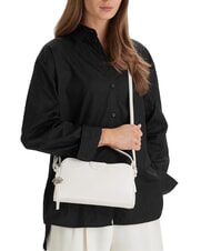 CALVIN KLEIN EMBOSSED LOGO BUSINE Handtasche mit Schulterriemen Wei&szlig;es Steinkraut - Damentaschen - 2