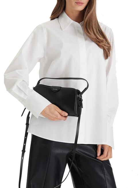 EMBOSSED LOGO BUSINE Handtasche mit Schulterriemen auf Schwarz - Damentaschen