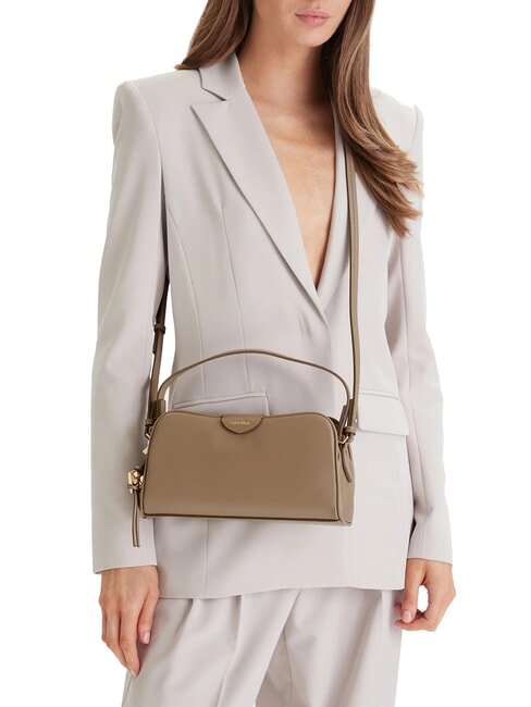 EMBOSSED LOGO BUSINE Handtasche mit Schulterriemen W&uuml;stentaupe - Damentaschen