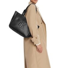 CALVIN KLEIN BOLD MONOGRAM Schulter-Eink&auml;ufer auf Schwarz - Damentaschen - 2