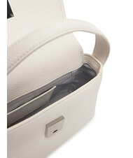 CALVIN KLEIN HARDWARE EMBLEM PEBB Handtasche mit Schulterriemen Wei&szlig;es Steinkraut - Damentaschen - 5