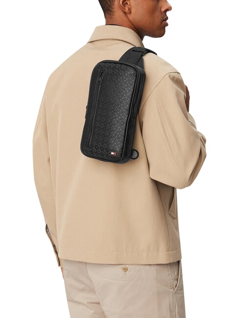 TH EMBOSSED FLAG Ein-Schulter-Tasche Schwarz - H&uuml;fttaschen