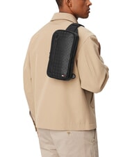 TOMMY HILFIGER TH EMBOSSED FLAG Ein-Schulter-Tasche Schwarz - H&uuml;fttaschen - 2